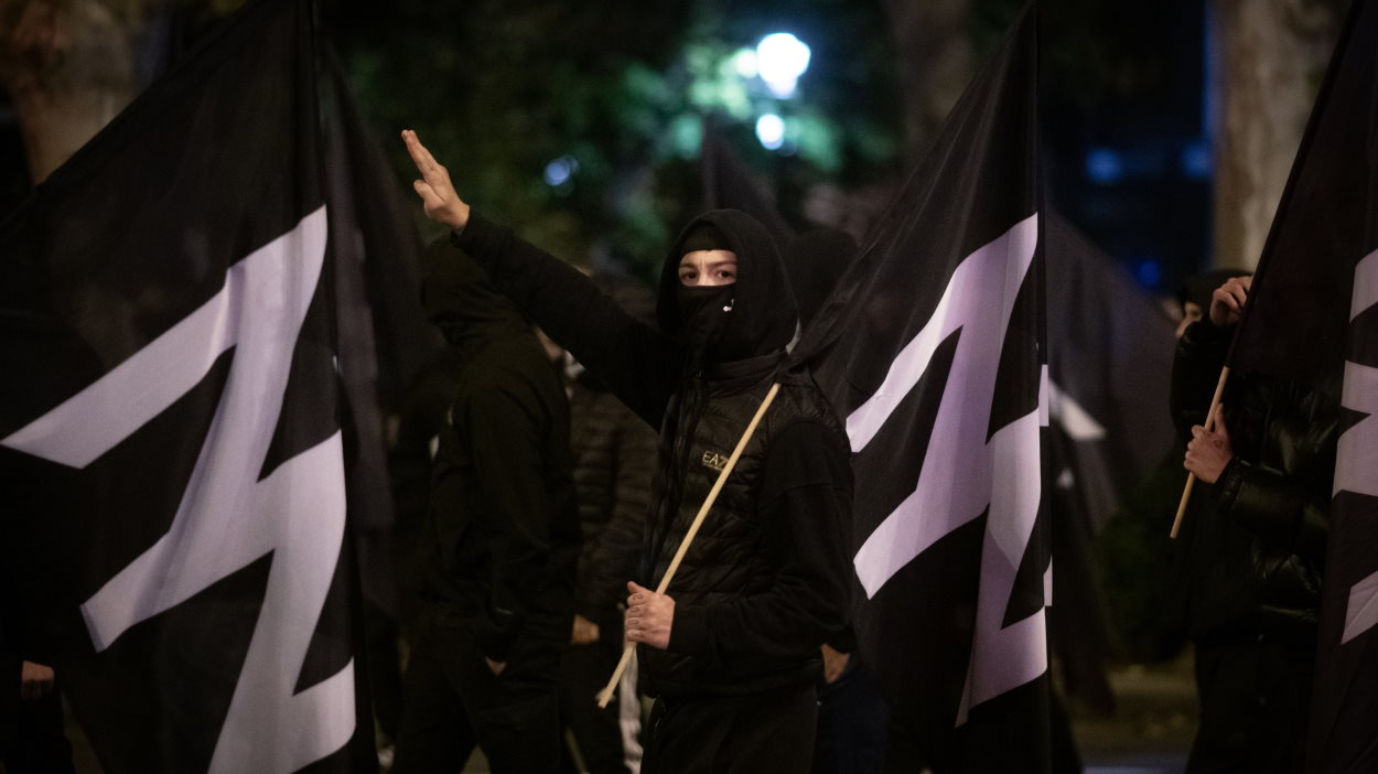 La ultraderecha recurre al falangismo frente al Gobierno falsa preocupación por la vivienda y anticapitalismo impostado. EP.