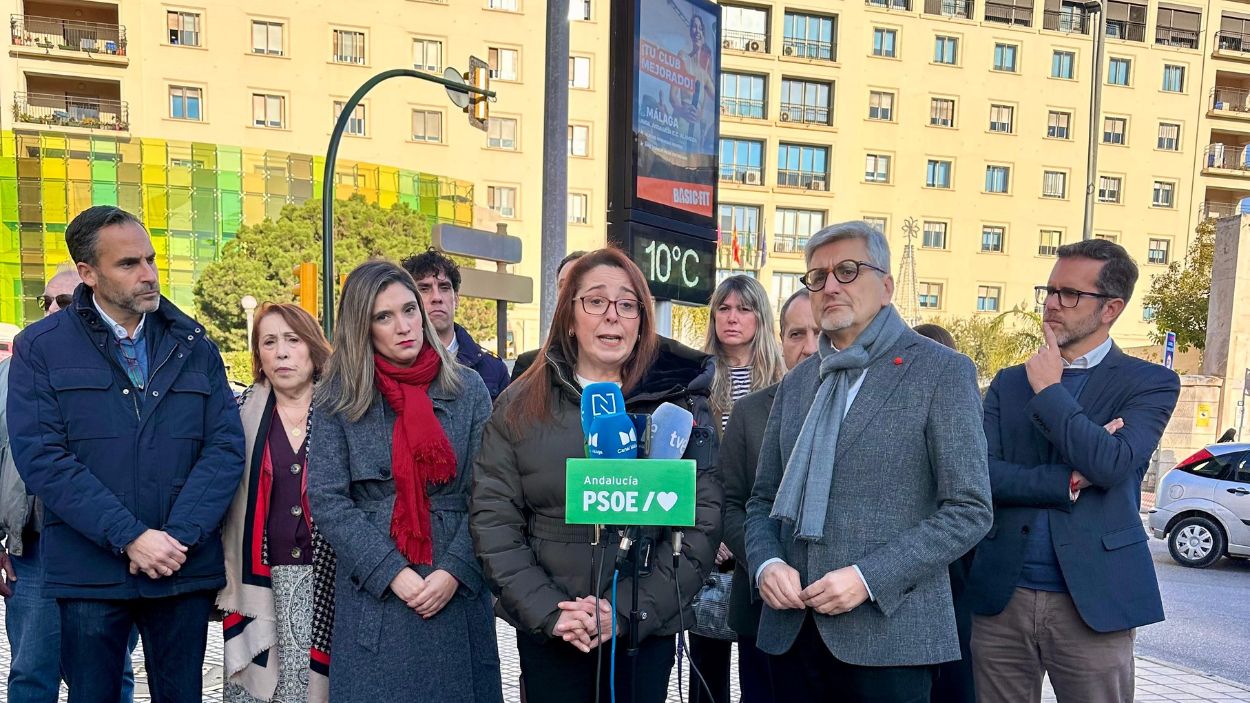 Mayte Arjona a las puertas del Hospital Regional de Málaga con representantes del PSOE-A