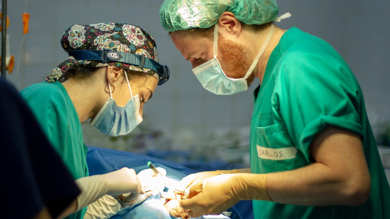 El cirujano Carlos de la Torre durante una intervención quirúrgica en Togo