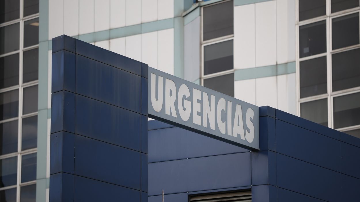 Estado de la entrada de Urgencias del Hospital Universitario Ramón y Cajal. Archivo.