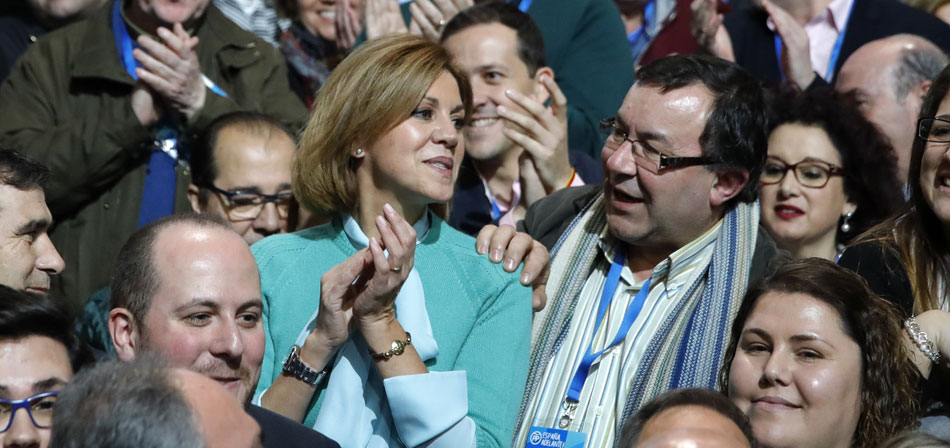 La secretaria general del PP, María Dolores de Cospedal, aplaude ayer tras la primera jornada del XVIII congreso nacional del PP