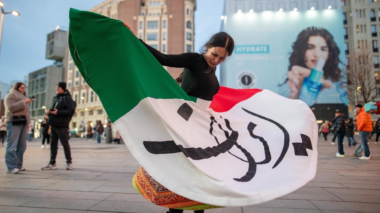 Una mujer con la bandera de Irán en la Plaza de Callao, Madrid. EP.
