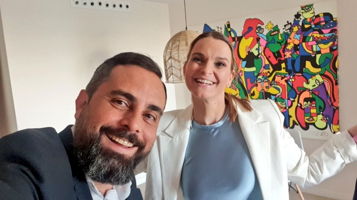 La presidenta de Baleares, Marga Prohens, junto con su jefe de Gabinete, Alejandro Jurado. Imagen publicada en Twitter por Jurado.