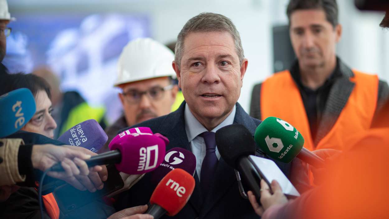 El presidente de Castilla-La Mancha, Emiliano García-Page, atiende a los medios de comunicación. JCCM.