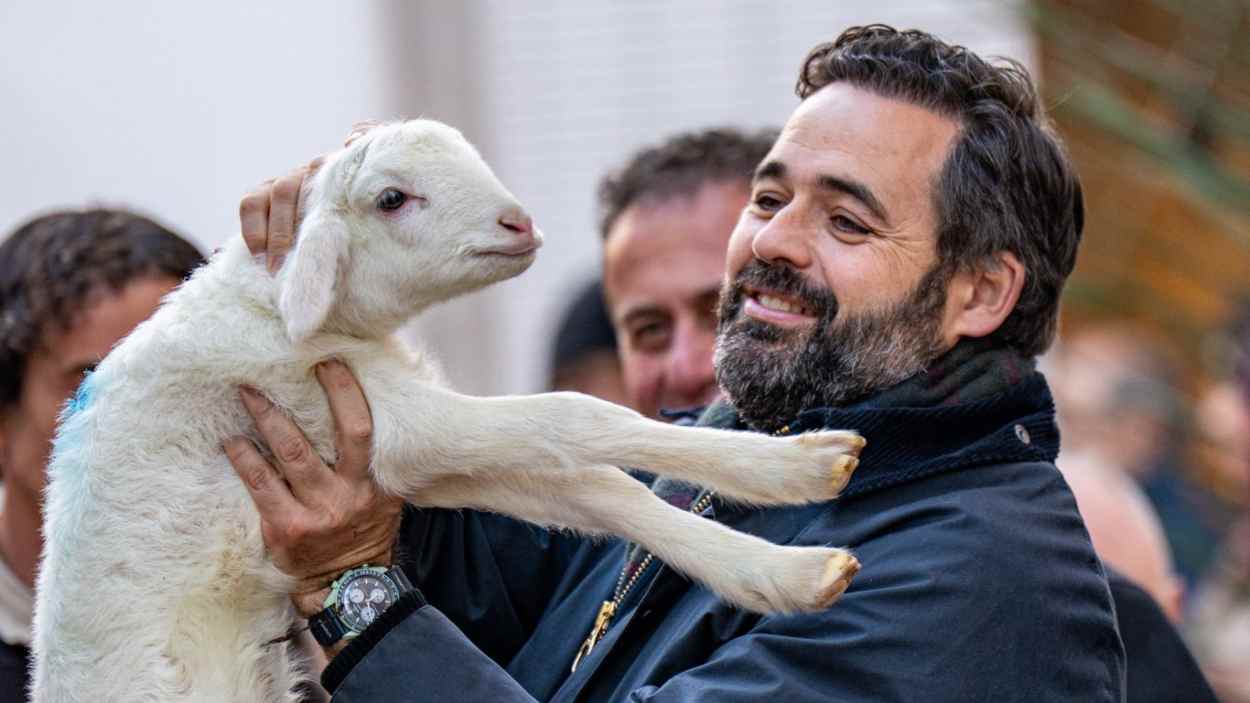 Imagen de Paco Núñez, líder del PP en Castilla-La Mancha, con un cordero. EP