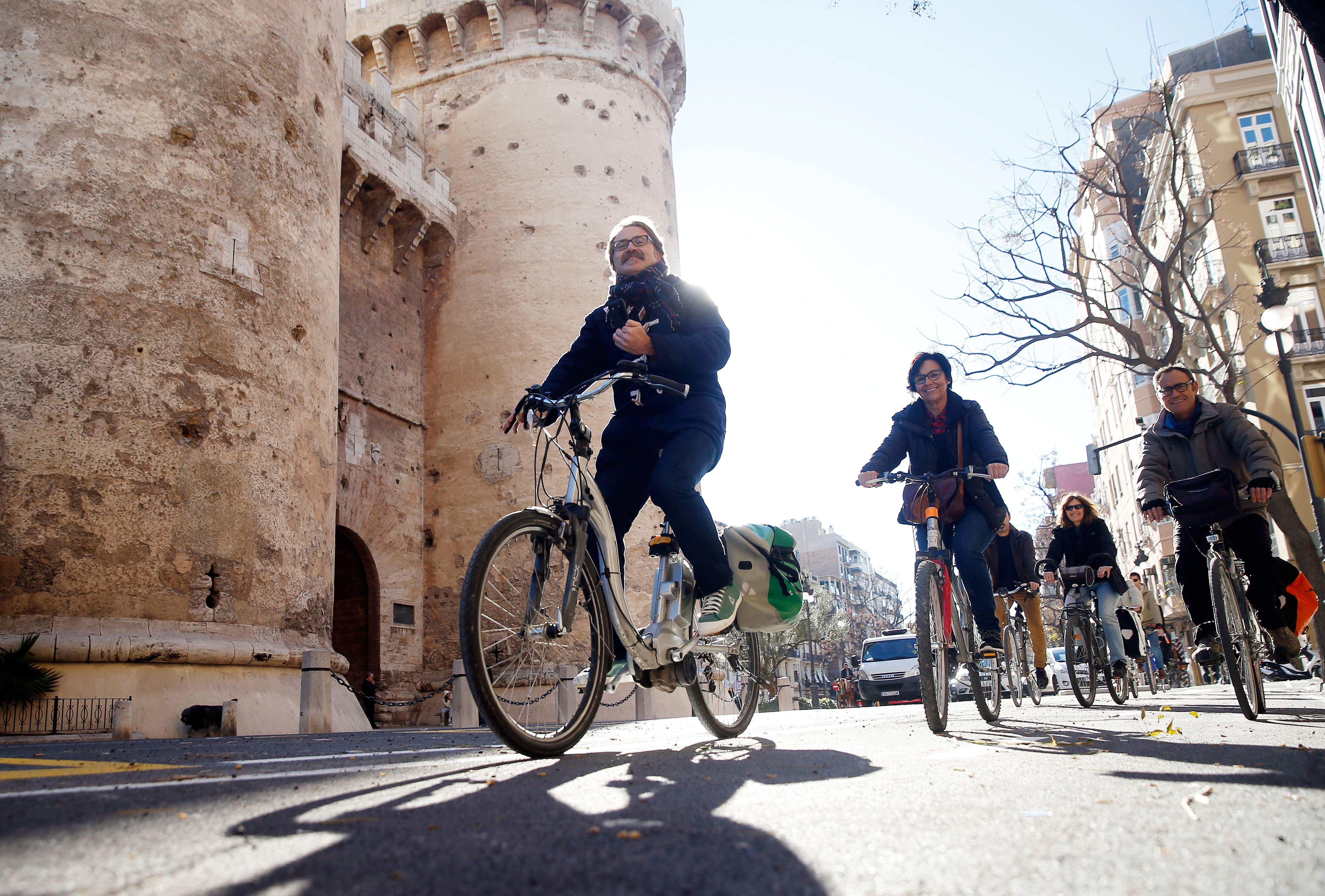 Un grupo de ciclistas encabezado por el concejal de Movilidad Sostenible, Giuseppe Grezzi. 