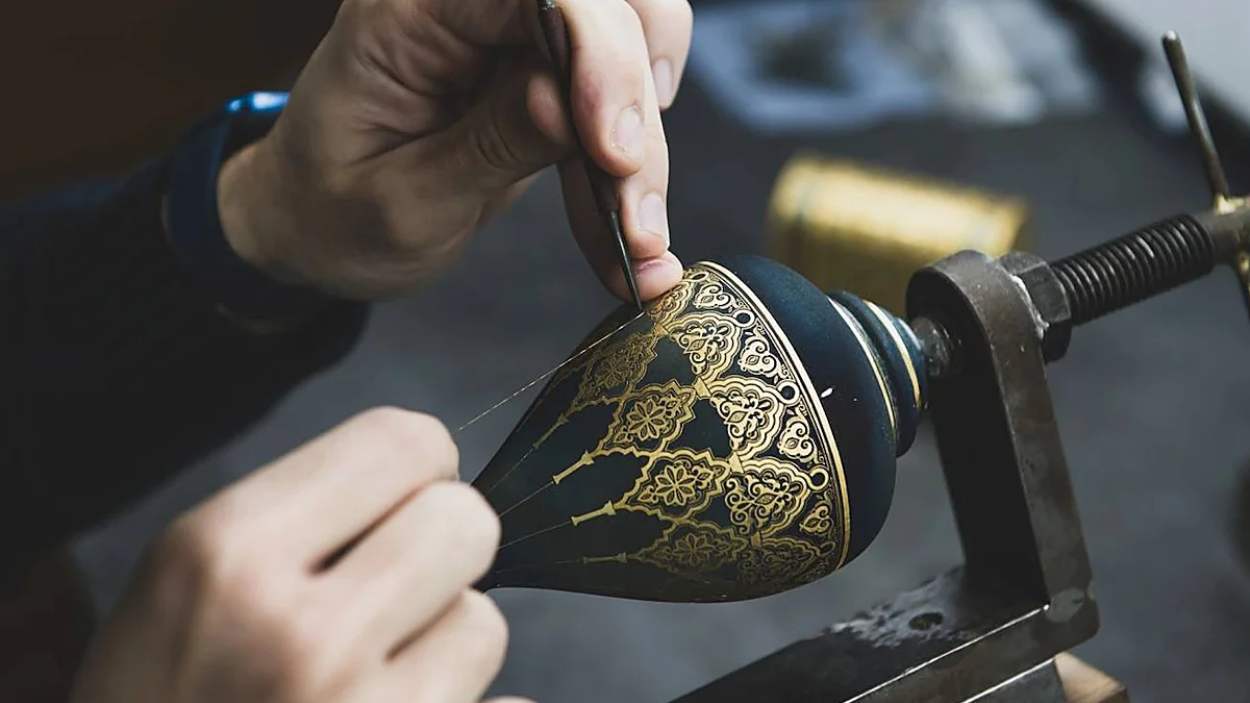 Un artesano practicando el damasquinado en Toledo. EP.