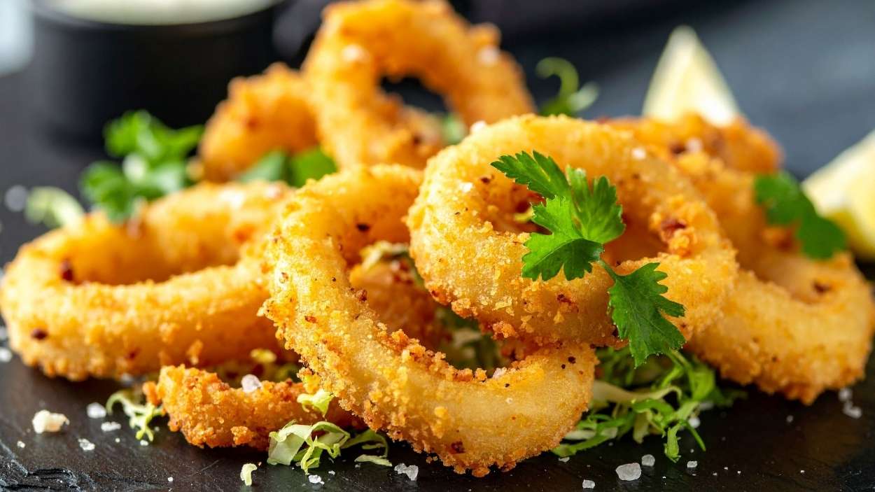 El error que estropea los calamares fritos en casa (y el método sencillo para que queden bien)