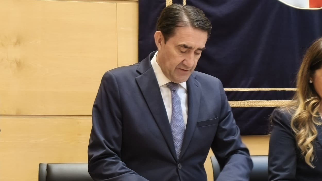 El consejero de Medio Ambiente, Vivienda y Ordenación del Territorio de Castilla y León, Juan Carlos Suárez-Quiñones, en la Comisión del ramo de las Cortes de Castilla y León. EP.