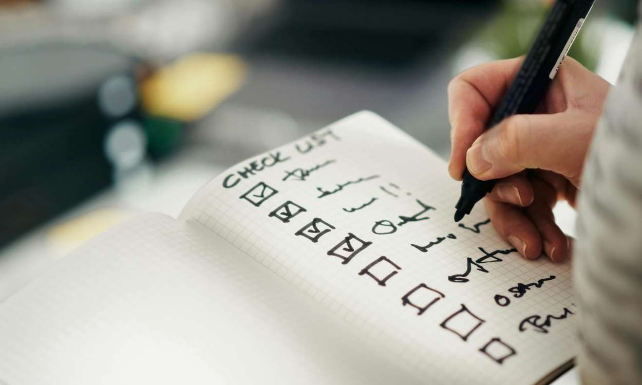 Listas de tareas y ansiedad: por qué hacer listas se ha convertido en una forma de buscar control, cómo influyen en el estrés diario y cuándo dejan de ayudar