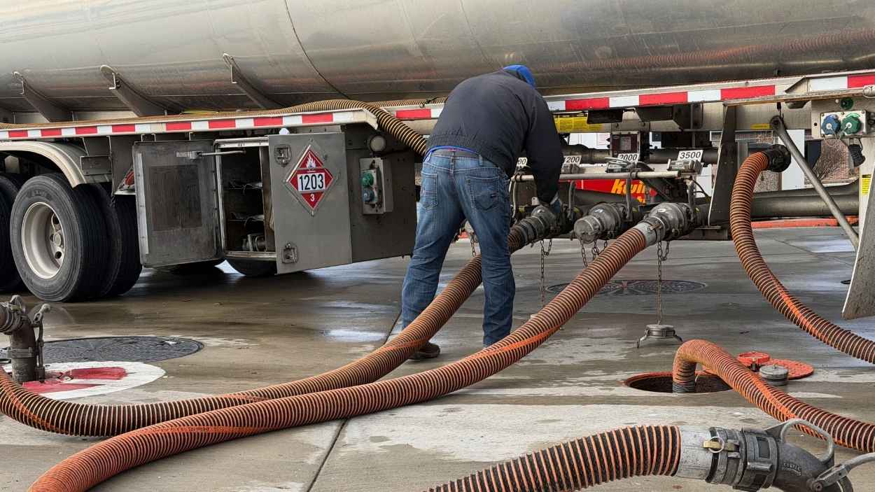 Un mayorista llena tanques de almacenamiento subterráneos en una gasolinera de Racine, Wisconsin. EP.