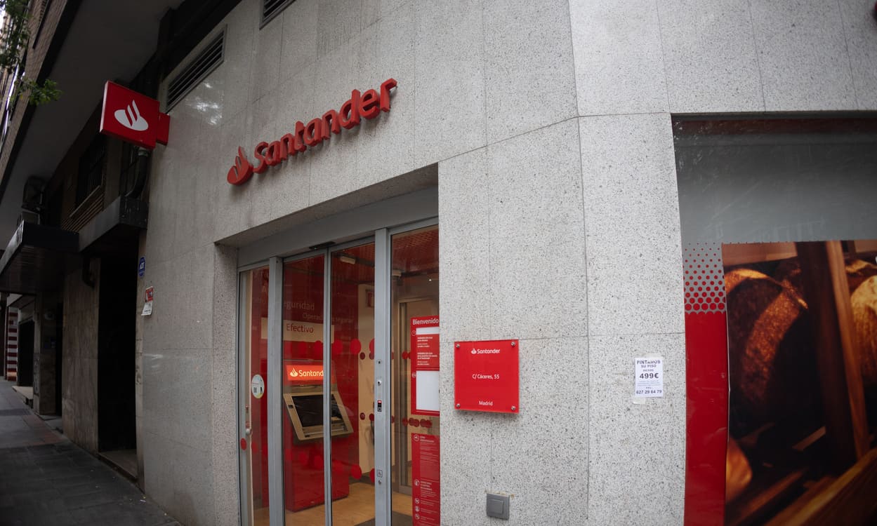 Fachada de una sucursal del banco Santander, a 13 de octubre de 2025, en Madrid (España). Eduardo Parra / EP
