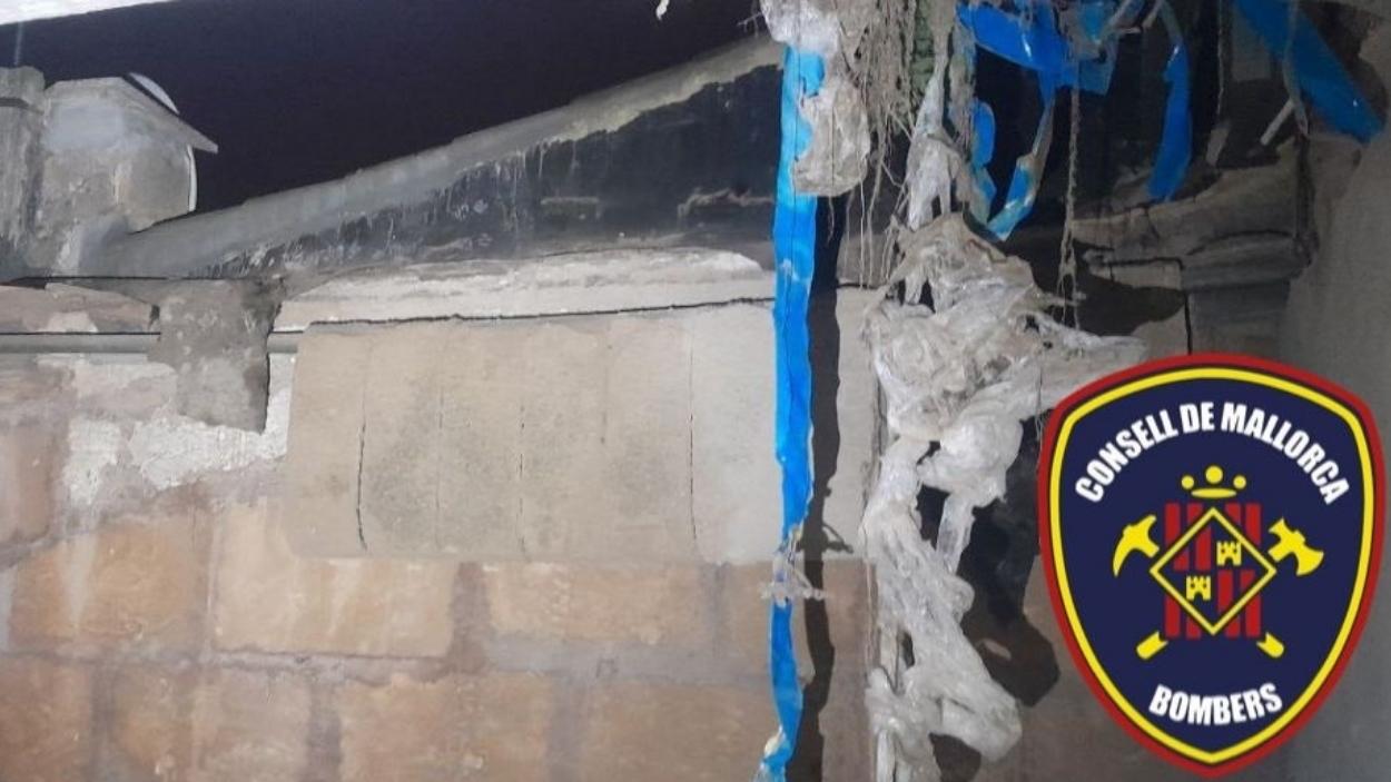 Muere un joven de 18 años en Manacor (Mallorca) al quedar atrapado tras derrumbarse el techo de la habitación donde dormía. EP.