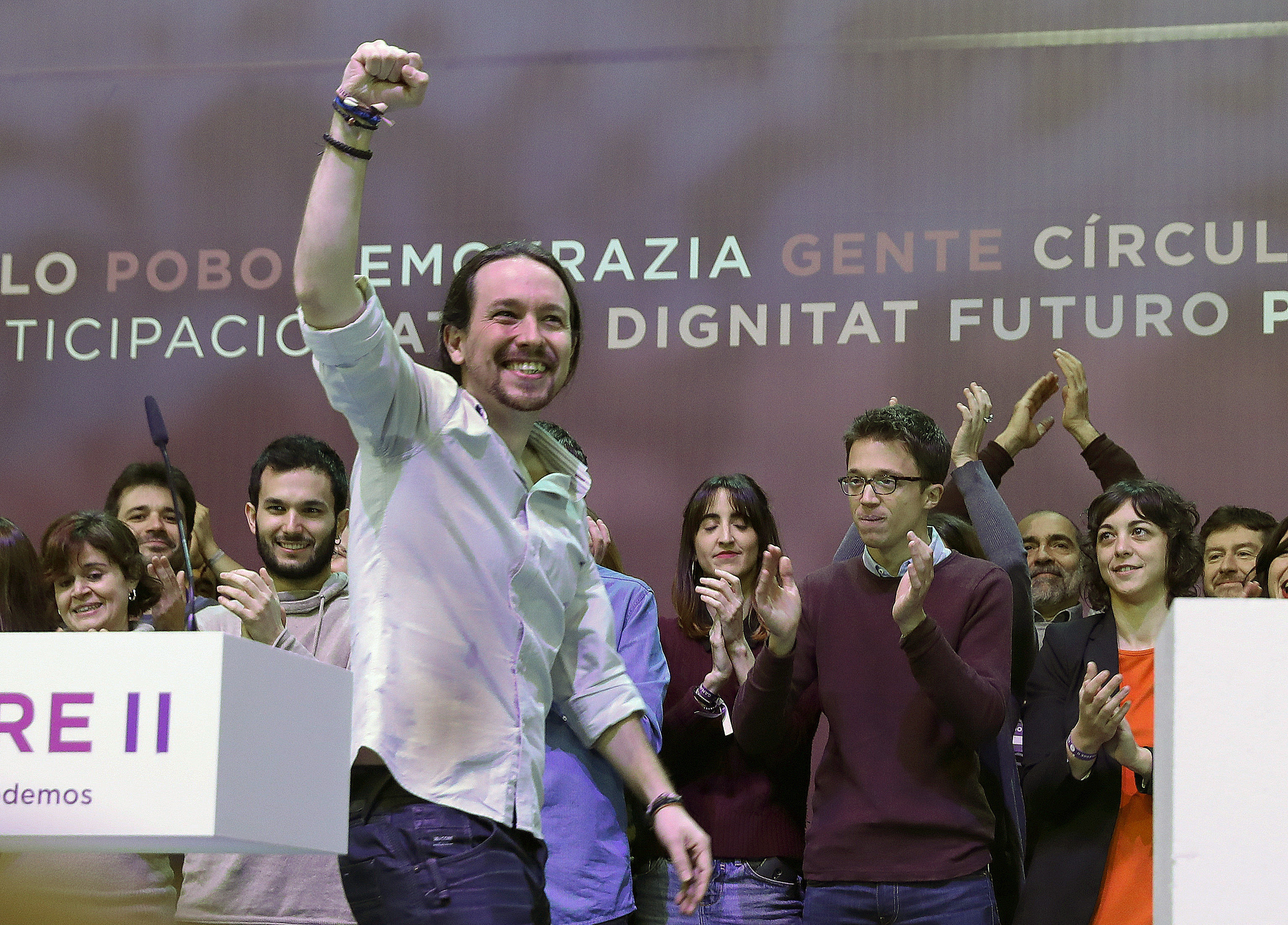 El secretario general de Podemos, Pablo Iglesias (c), pasa ante el secretario político del partido, Íñigo Errejón (2d), al inicio de la primera jornada de Vistalegre II que definirá el futuro de la formación morada.