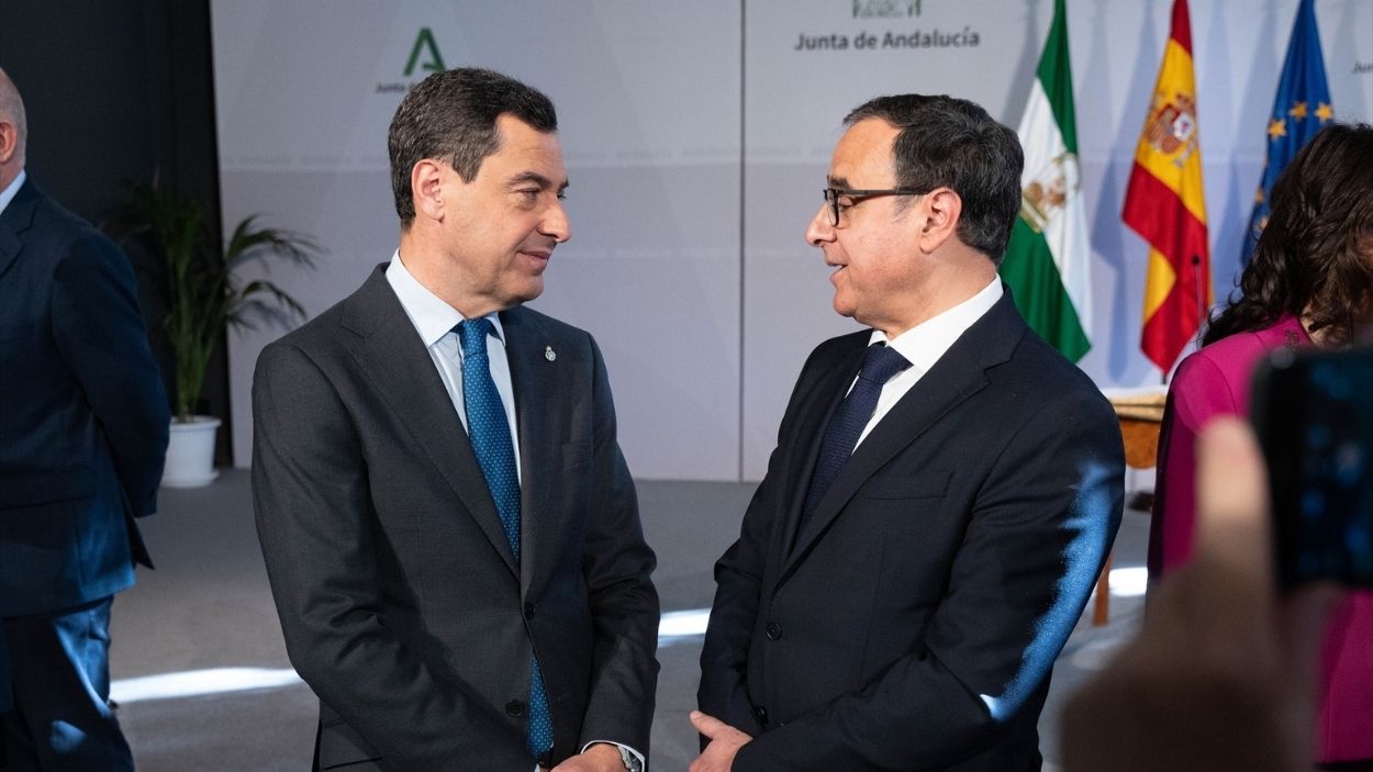 El presidente de la Junta de Andalucía, Juanma Moreno (i), posa con el nuevo rector de la Universidad de Almería, José Céspedes (d) / EP