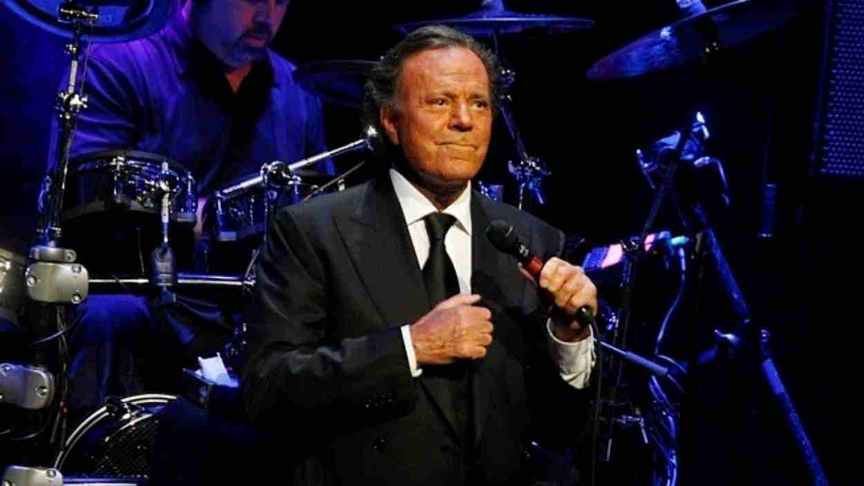 Los delitos a los que Julio Iglesias se enfrentaría tras la investigación de la Fiscalía. EP