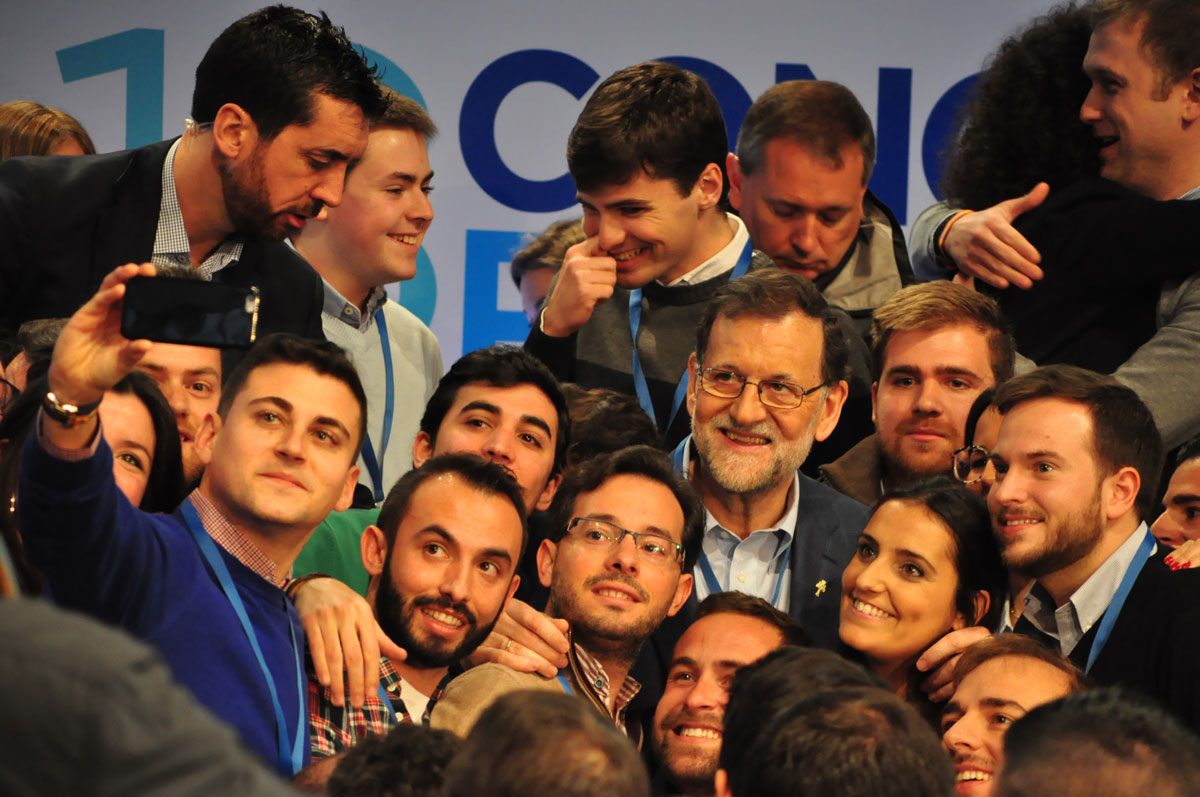 Mariano Rajoy haciéndose un selfie con jóvenes de Nuevas Generaciones