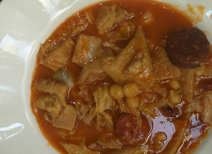 Callos con garbanzos-a la gallega- y tabla de quesos