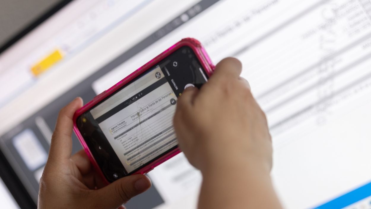 Una persona cumplimenta la declaración de la Renta. EP