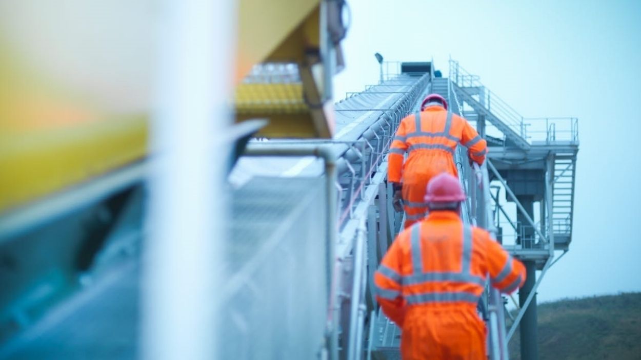 Dos personas trabajando en una fabrica. EP/Archivo.