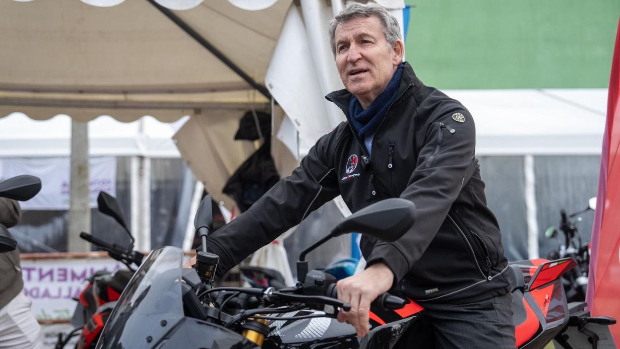 El líder del Partido Popular, Alberto Núñez Feijóo, durante un acto 'motero'. EP. 