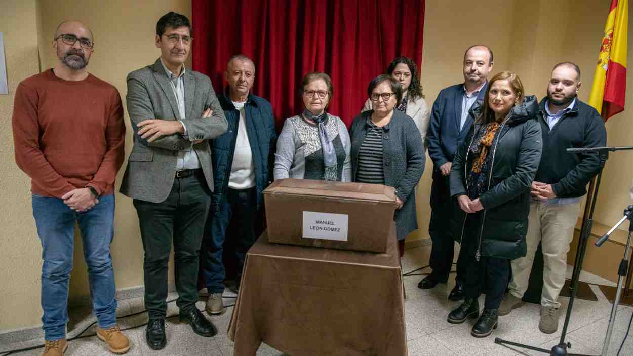 Familiares de Manuel León Gómez, junto a sus restos y autoridades del Gobierno Vasco y de Castilla-La Mancha. EP.