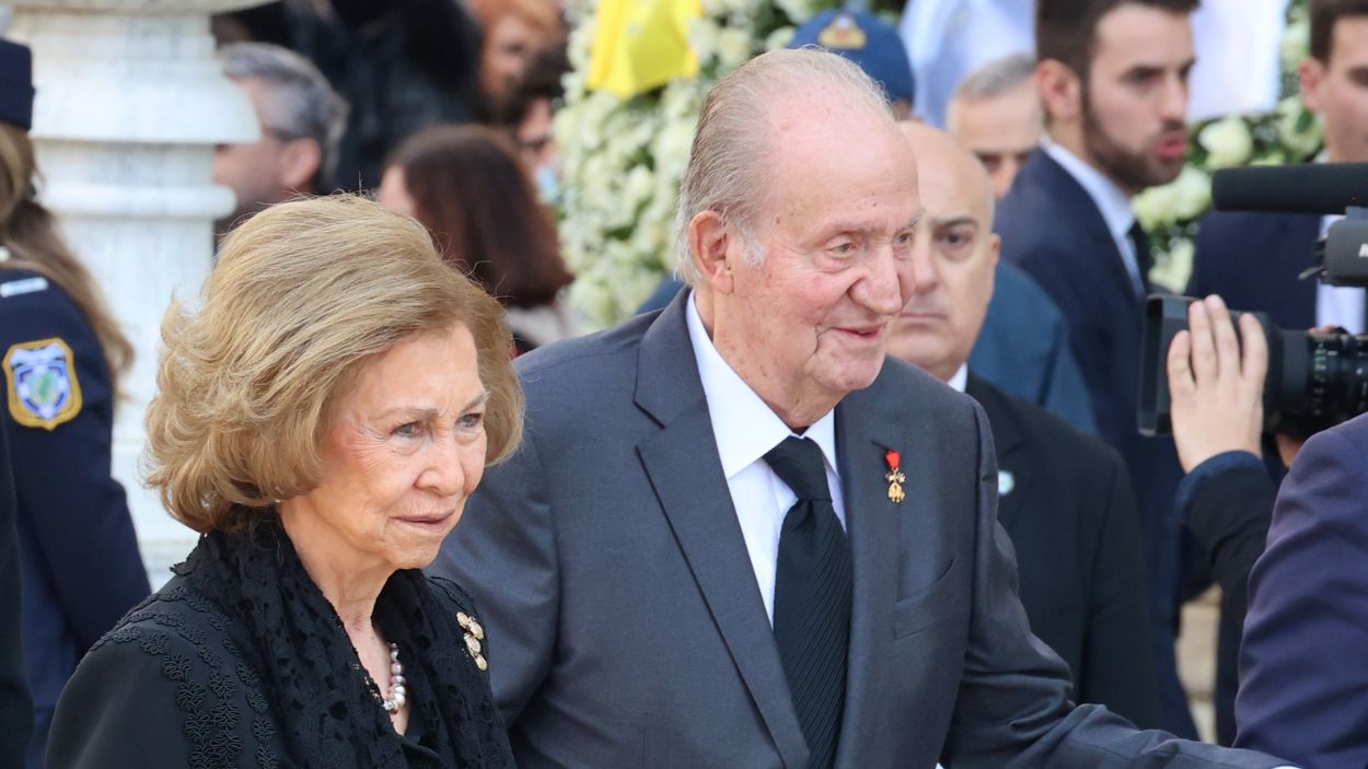 La reina Sofía y el rey emérito Juan Carlos I en el funeral del rey Constantino de Grecia en 2023. EP.