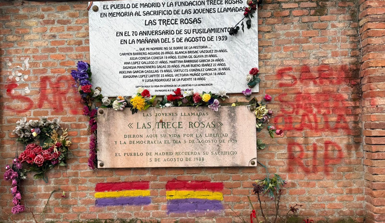 La tumba de las Trece Rosas, vandalizada con pintadas deseando la muerte de Sarah Santaolalla. X