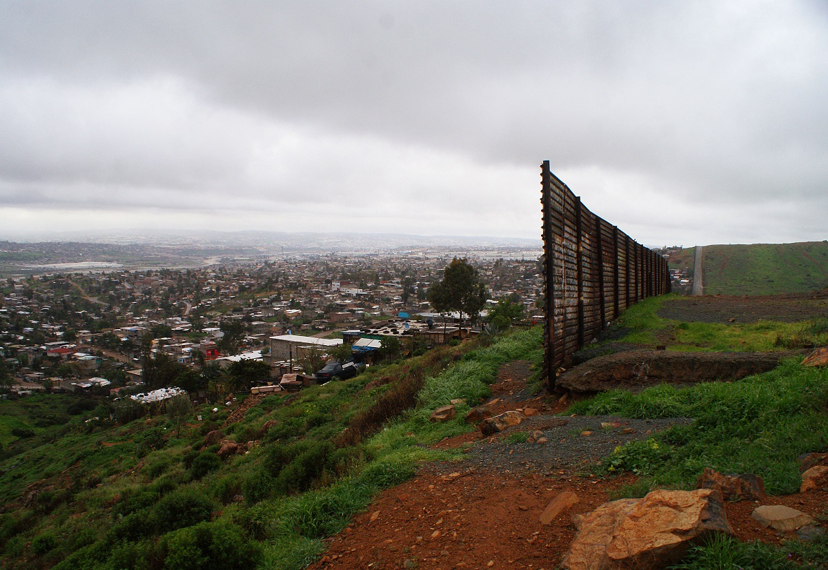 Muro de lámina que separa al territorio mexicano (i) con el estadounidense (d), en el estado de Baja California