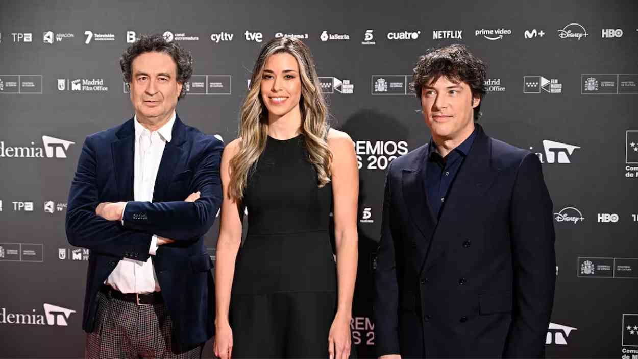 Pepe Rodríguez, Marta Sanahuja y Jordi Cruz posan en la alfombra de los Premios Iris.