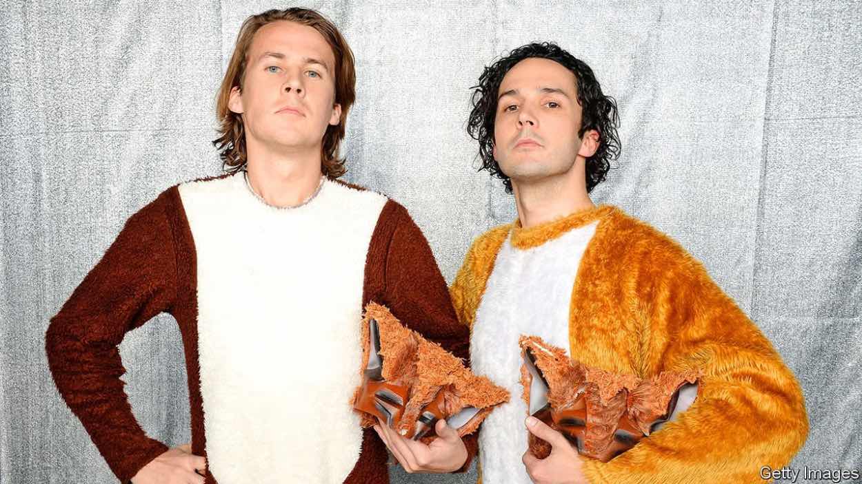 El duo musical Ylvis compuesto por los hermanos Vegard y Bård Ylvisaker.