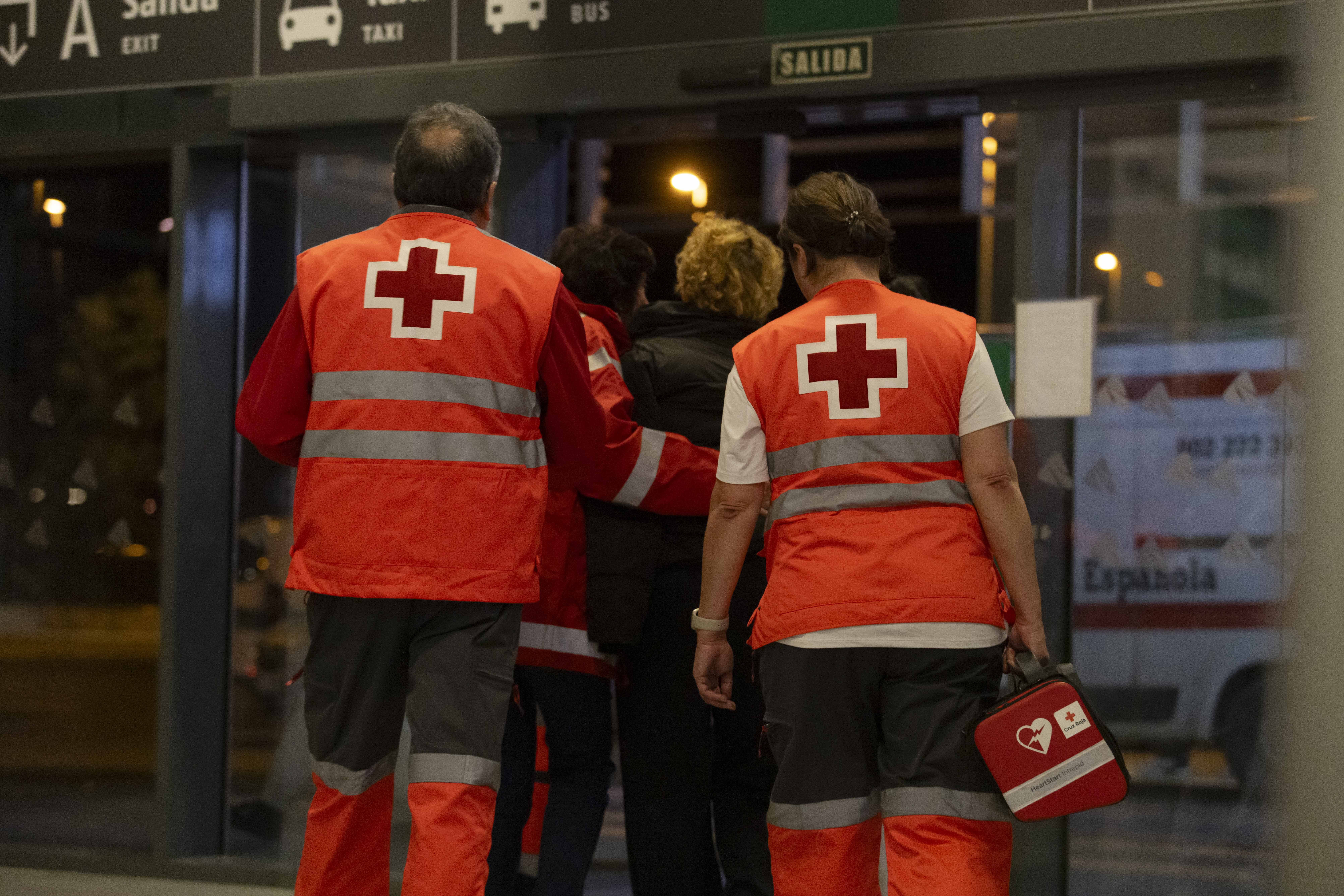 Familiares de los pasajeros de los trenes que han descarrilado en Adamuz, Córdoba. EP