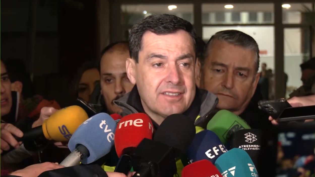 Juan Manuel Moreno Bonilla interviene ante los medios de comunicación desde el dispositivo de emergencias desplegado en Adamuz