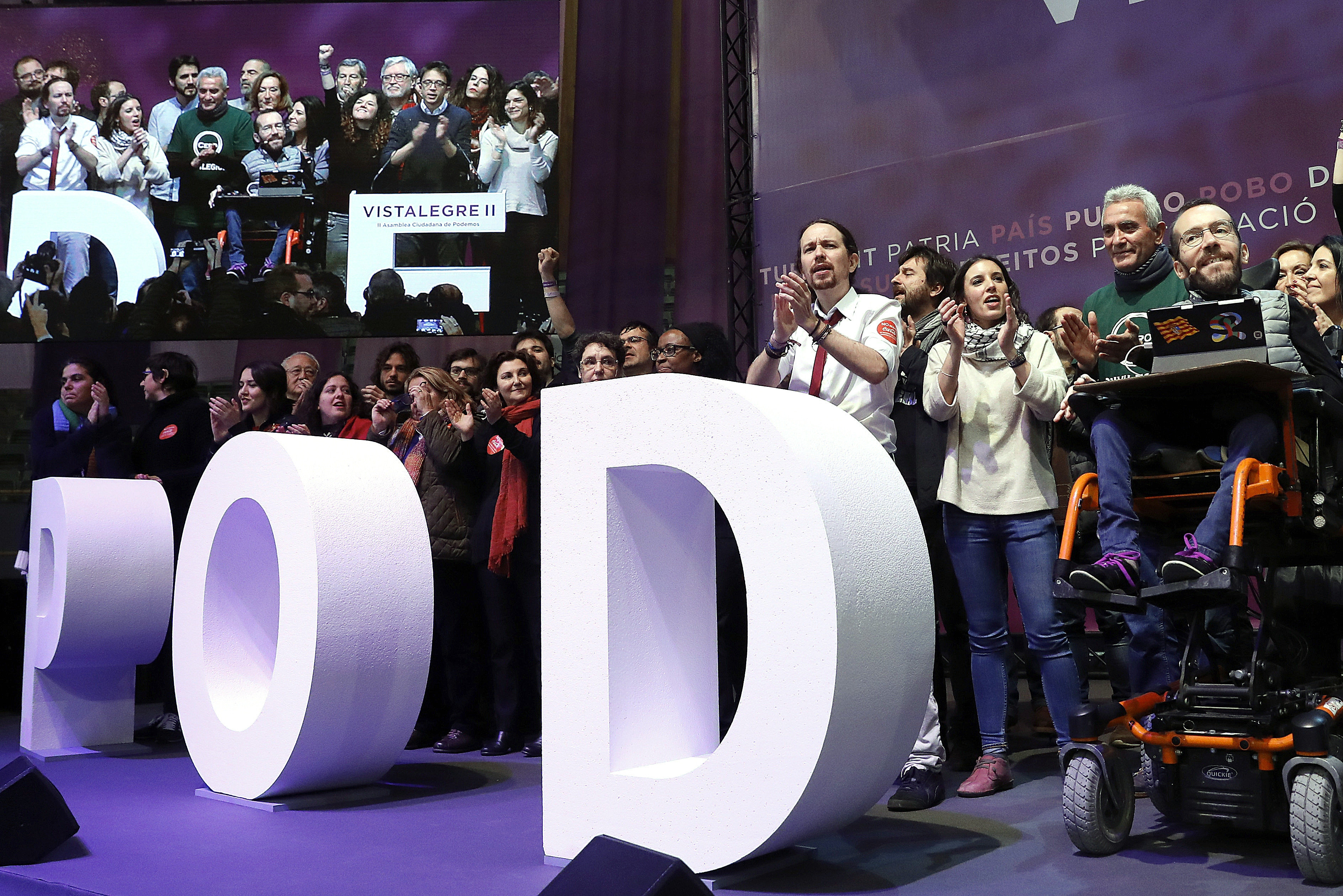 El líder de Podemos, Pablo Iglesias, junto a sus compañeros de partido, Irene Montero (3d), Diego Cañamero (2d) y Pablo Echenique (d), durante la segunda jornada de la Asamblea Ciudadana Estatal de Vistalegre II que se celebra en Madrid
