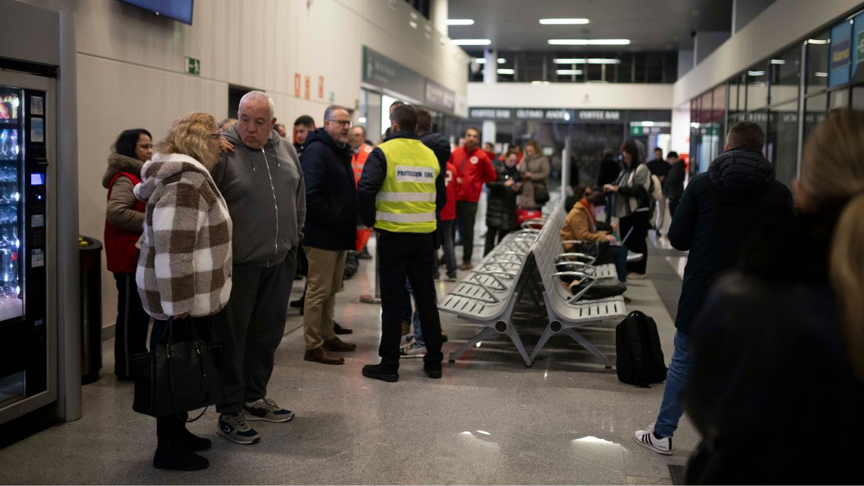 Familiares de viajeros de los trenes afectados por el accidente de Adamuz en la estación de Huelva