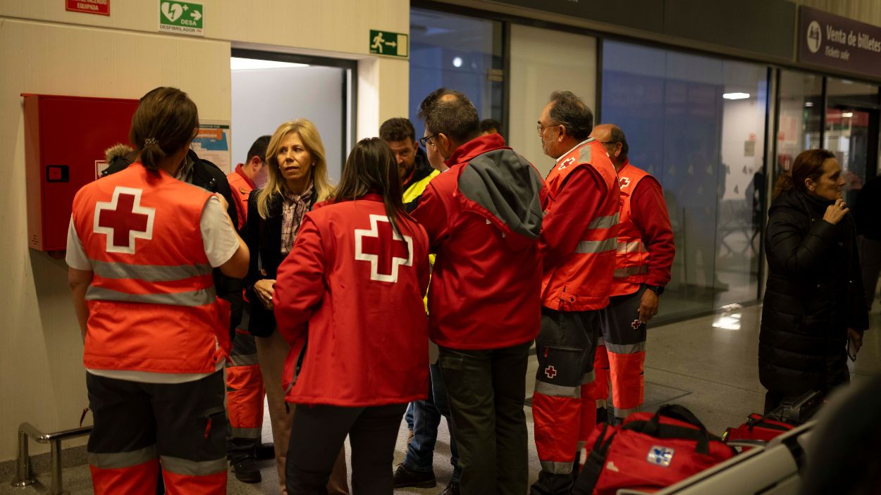 Miedo a encontrar más cadáveres atrapados en el Alvia: "Es un amasijo de hierros". EP