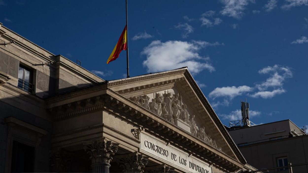 Fachada del Congreso de los Diputados, con la bandera nacional a media asta