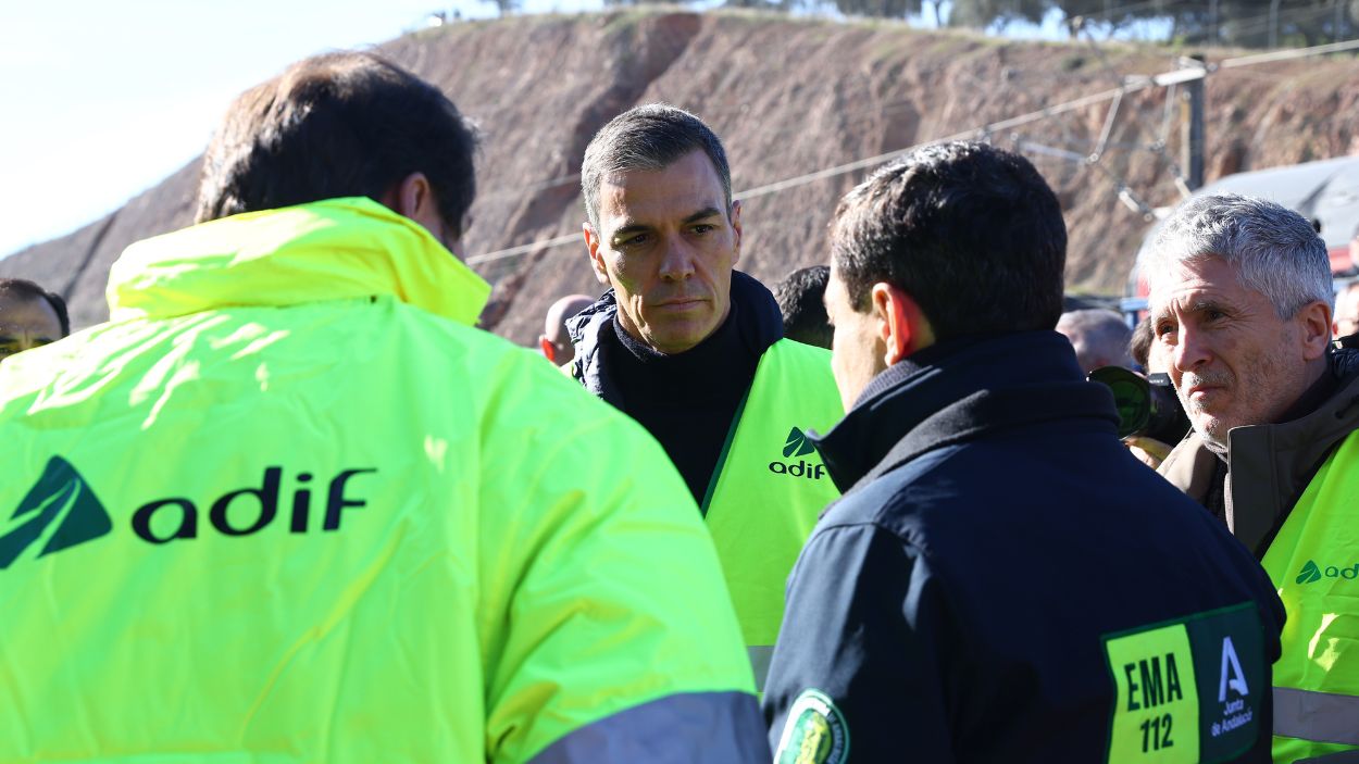 El presidente del Gobierno, Pedro Sánchez, con personal de Adif en Adamuz (Córdoba) tras la tragedia ferroviaria. EP.