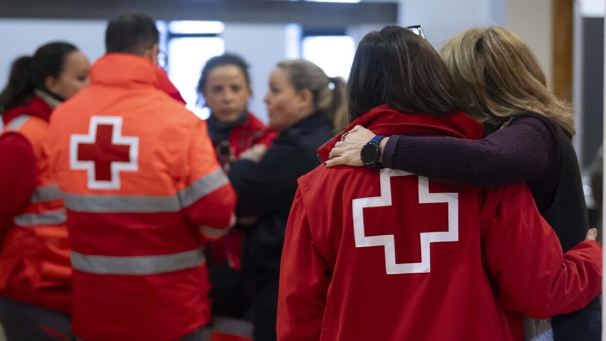 Miembros de la Cruz Roja atiende a familiares de víctimas en el siniestro ferroviario de Adamuz (Córdoba). EP.