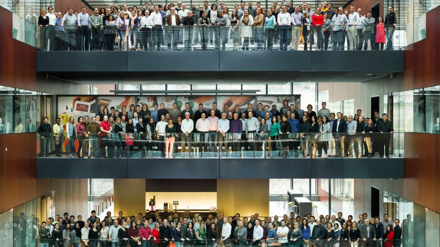 Trabajadores de 'The Cube', el principal centro de Investigación y Desarrollo (I+D) de Philip Morris International (PMI), situado en Neuchâtel, Suiza