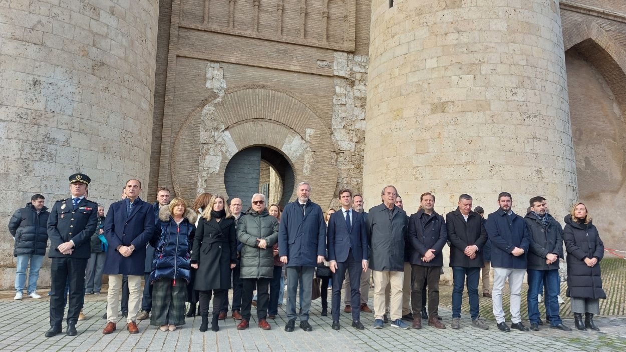 Minuto de silencio en la puerta del Palacio de la Aljafería, sede de las Cortes de Aragón, por las víctimas del accidente ferroviario en Adamuz (Córdoba). EP.