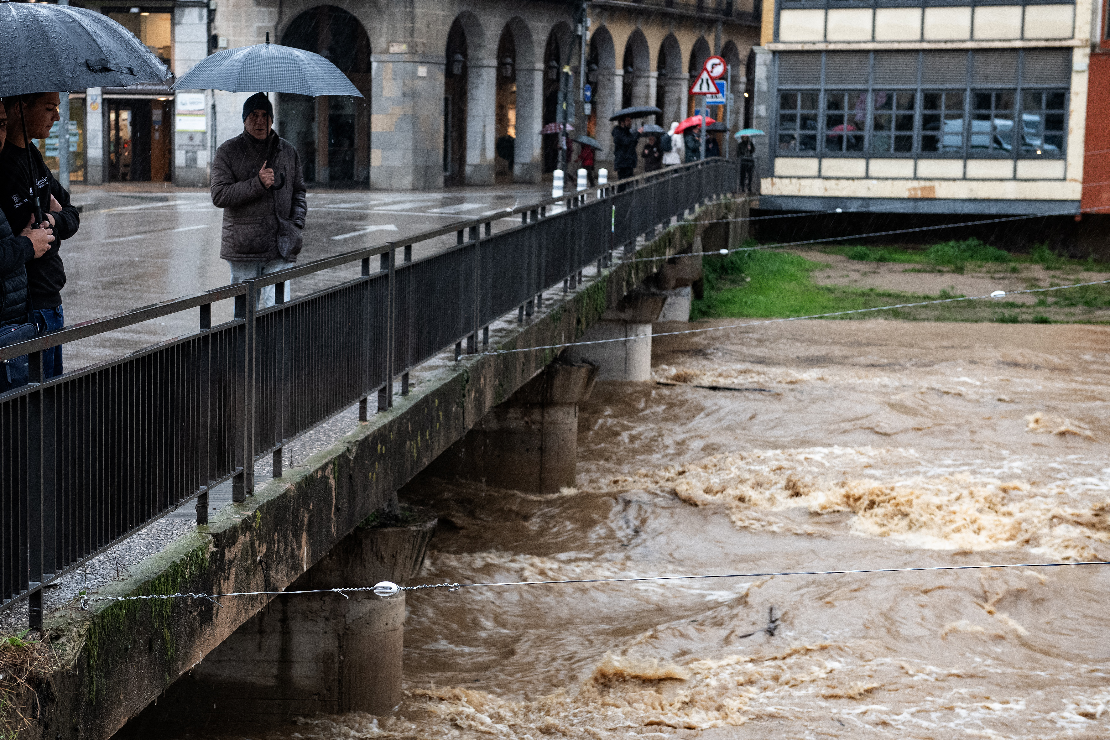 Crecida del río Onyar a su paso por el centro de la ciudad, a 20 de enero de 2026, en Girona. Glòria Sánchez / EP