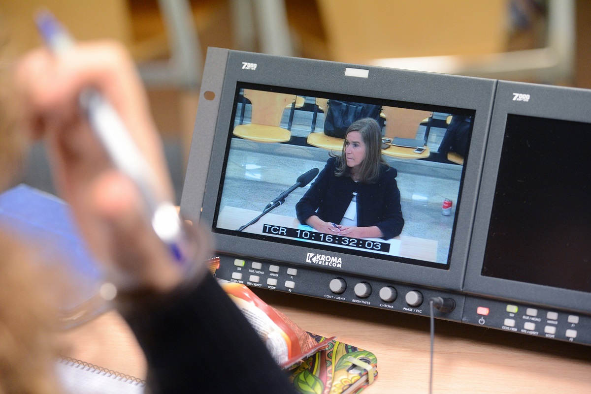 Vista de la declaración de la exministra de Sanidad Ana Mato a través de un monitor de la sala de prensa de la Audiencia Nacional de San Fernando de Henares