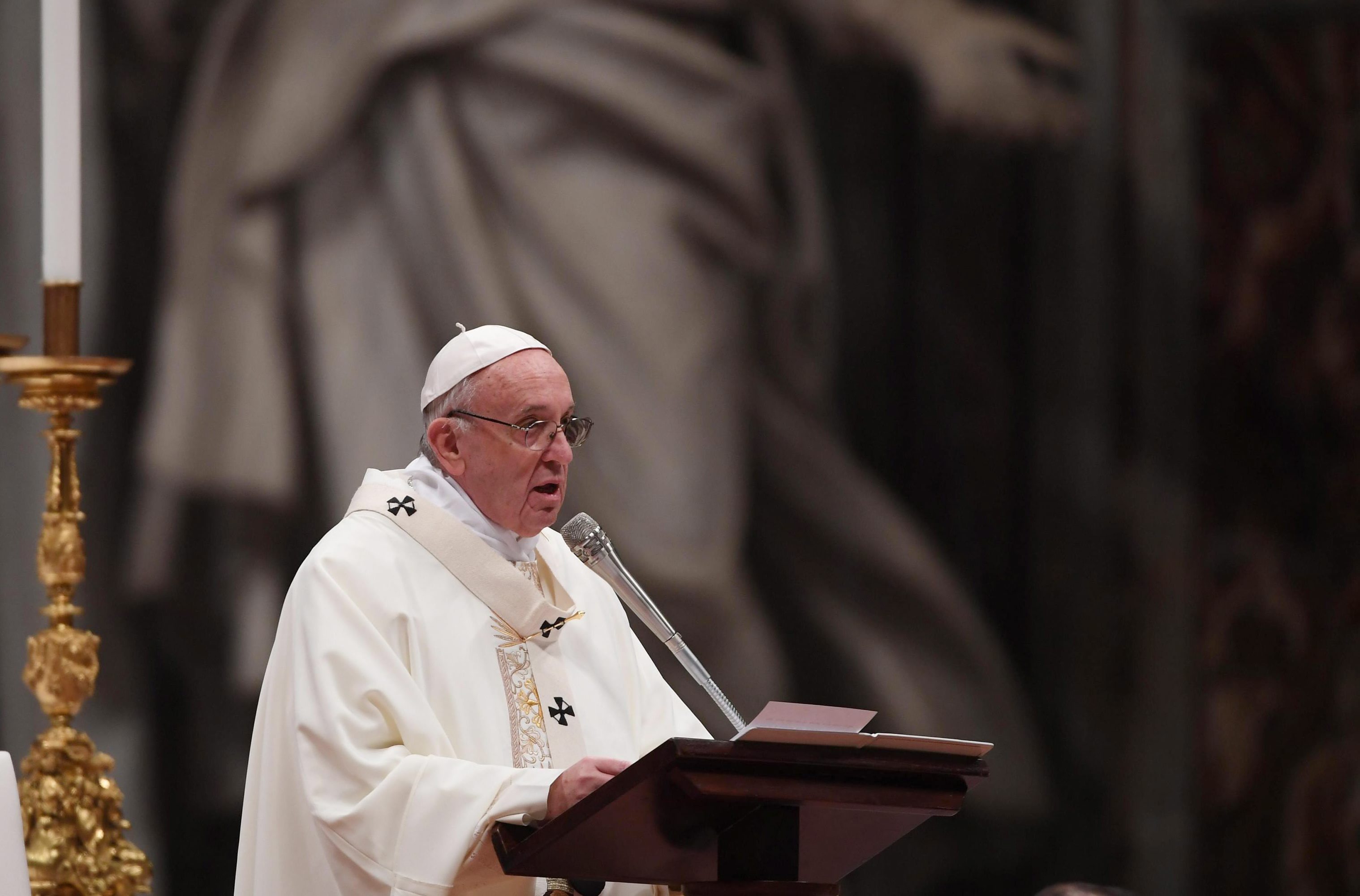 El papa Francisco oficia una misa en el Vaticano.