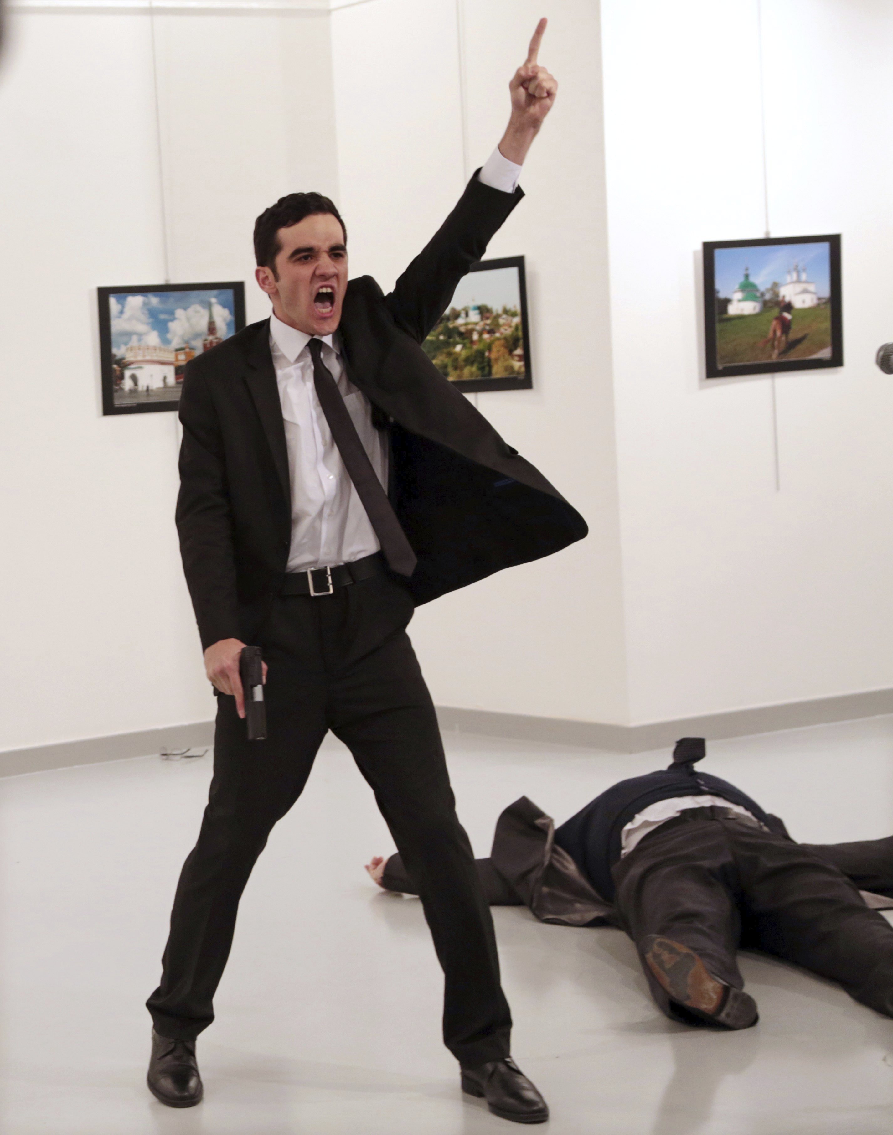 El World Press Photo sucumbe ante la imagen del asesino del embajador ruso.