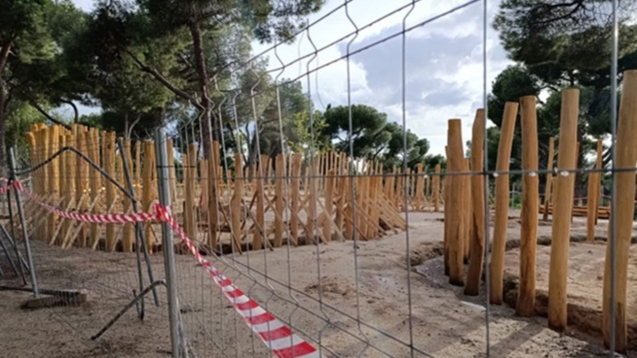 La obra del parque infantil en la Dehesa de la Villa. EP