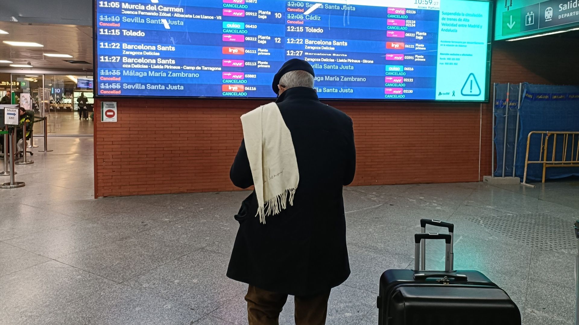 Viajero mira la pantalla con trenes cancelados hacia Andalucía / EP