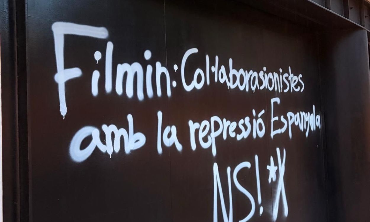 Pintada en la puerta de la sede de Filmin en Barcelona. Redes Sociales