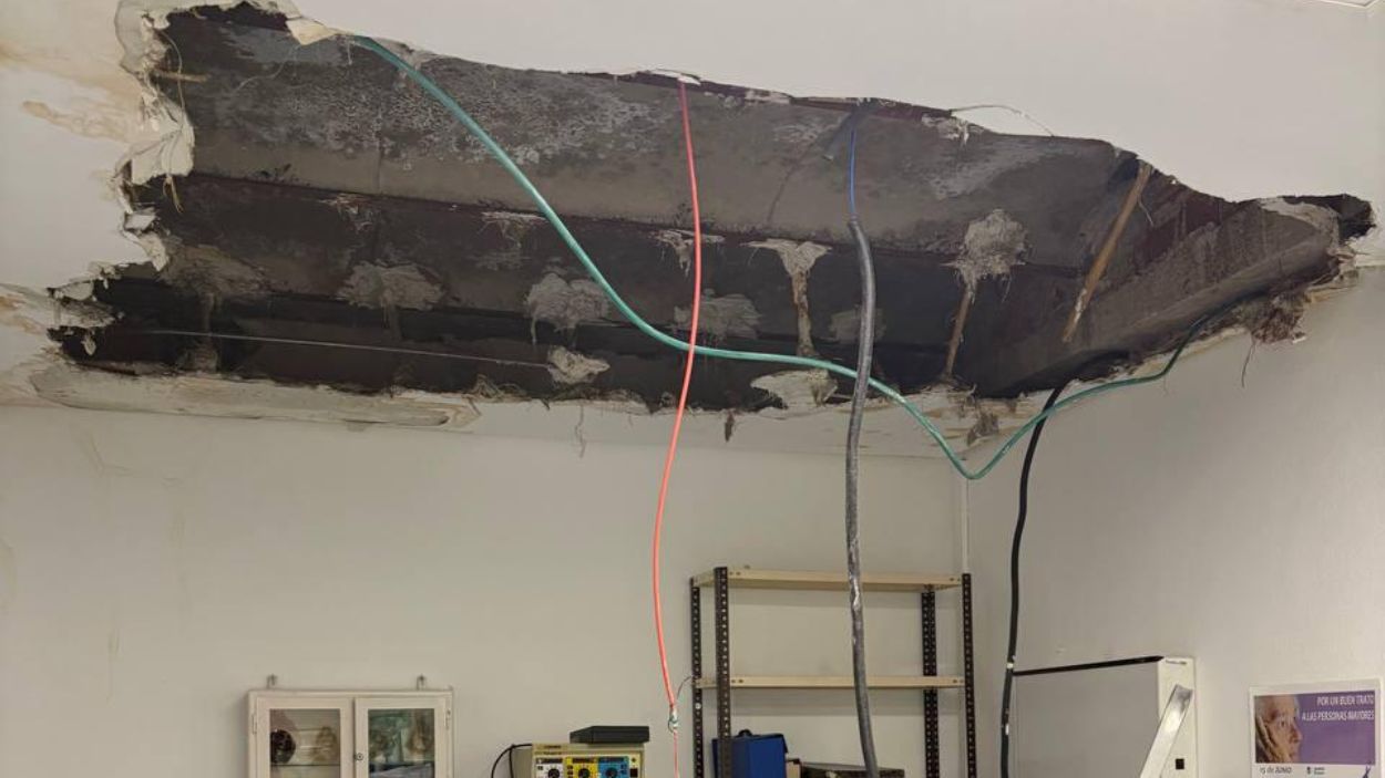 Desprendimiento de la cubierta de una sala del Centro de Salud de San Diego, en Puente de Vallecas. Más Madrid.