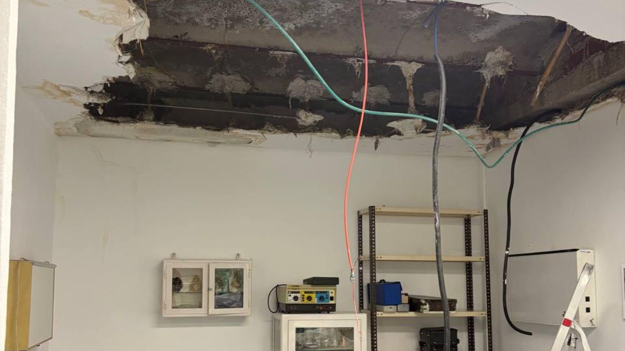 Cubierta desprendida de una sala del Centro de Salud de San Diego.